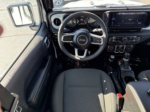Used 2025 Jeep Wrangler Unlimited Sahara image 5
