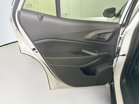 Used 2025 Chevrolet Trax LT w/ LT Convenience Package FWD image 24