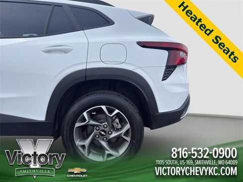 Used 2025 Chevrolet Trax LT w/ LT Convenience Package image 22