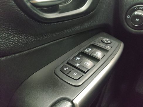 Used 2021 Jeep Cherokee Latitude Lux w/ Comfort/Convenience Group AWD/4WD image 27