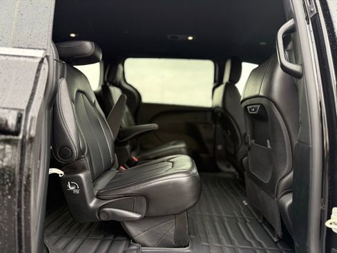 Used 2025 Chrysler Pacifica Select AWD/4WD image 17