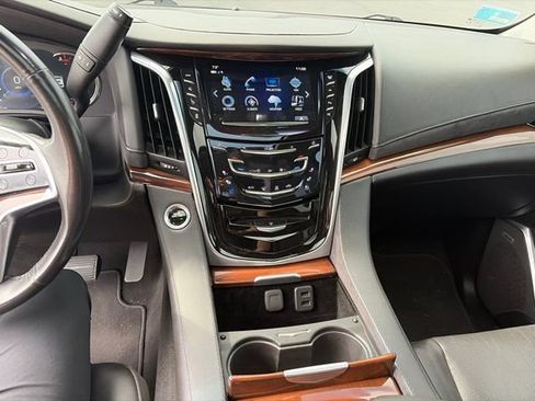 Used 2018 Cadillac Escalade Premium Luxury AWD/4WD image 17