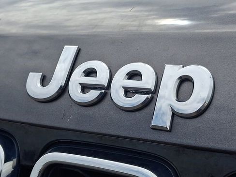 Used 2020 Jeep Grand Cherokee Laredo AWD/4WD image 11