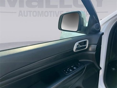 Used 2021 Jeep Grand Cherokee Laredo X image 11