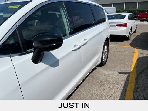 Used 2024 Chrysler Pacifica Touring-L FWD image 8