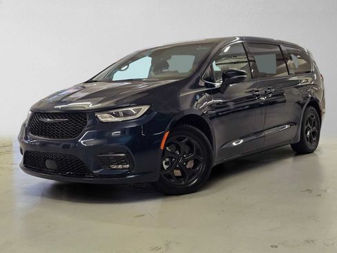 Used 2022 Chrysler Pacifica Touring-L w/ S Appearance Package FWD image 1