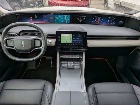 Used 2025 Lincoln Nautilus Premier image 16