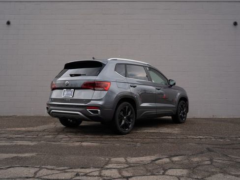 Used 2022 Volkswagen Taos SE w/ Panoramic Sunroof Package image 7