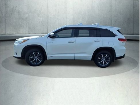 Used 2017 Toyota Highlander XLE image 4