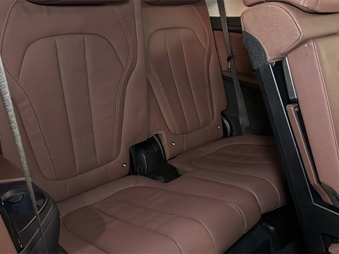 Used 2022 BMW X7 xDrive40i w/ Premium Package image 16