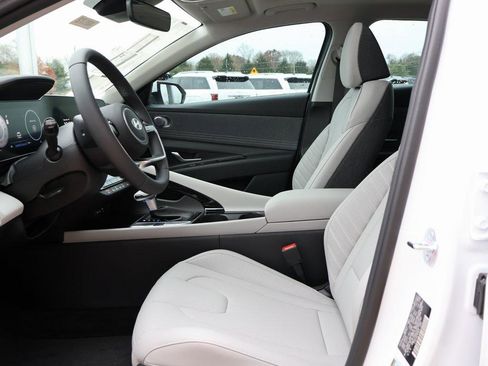 New 2025 Hyundai Elantra Limited image 23