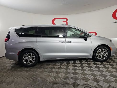 Certified 2024 Chrysler Pacifica Limited image 8