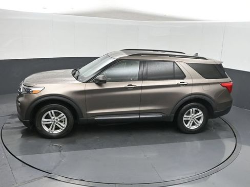 Used 2021 Ford Explorer XLT w/ Equipment Group 202A AWD/4WD image 39
