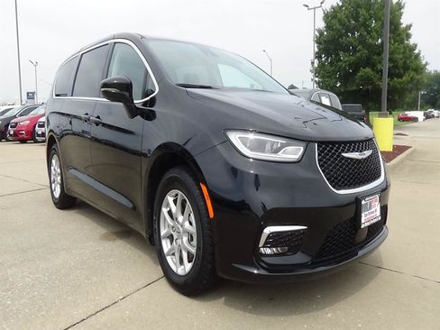 Certified 2024 Chrysler Pacifica Touring-L FWD image 4