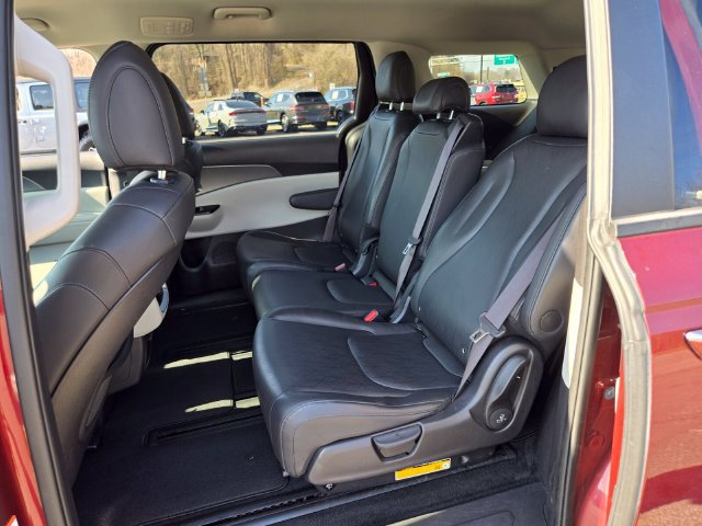 Used 2024 Kia Carnival LX FWD image 11