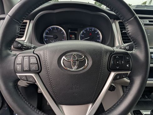 Used 2017 Toyota Highlander Plus AWD/4WD image 25