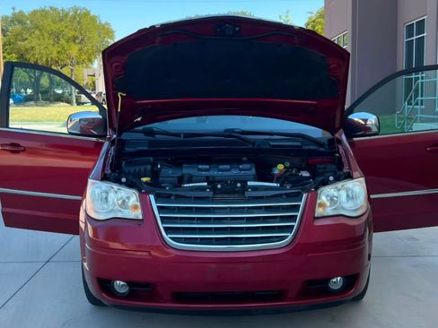 Used 2010 Chrysler Town & Country Touring Plus w/ Safetytec Group FWD image 15