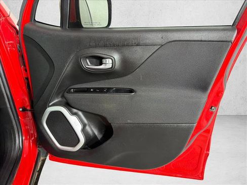 Used 2020 Jeep Renegade Latitude FWD image 14
