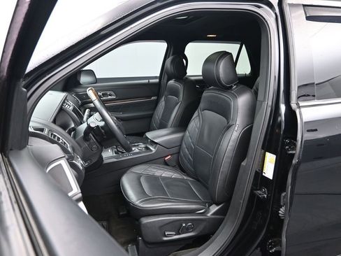 Used 2017 Ford Explorer Platinum image 25