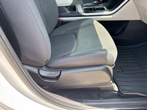 Used 2024 Kia Carnival LX FWD image 11