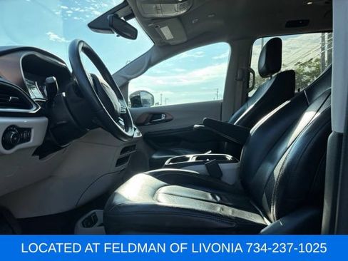Used 2018 Chrysler Pacifica Touring-L w/ Premium Audio Group FWD image 6