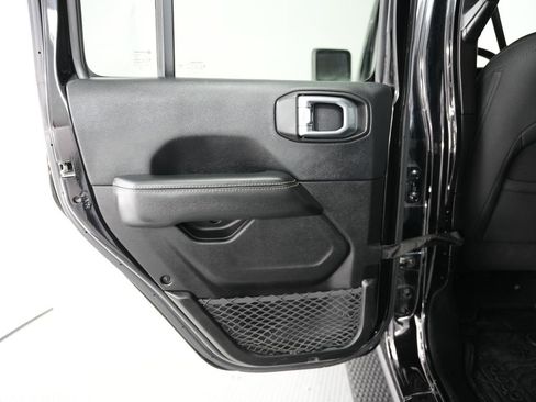 Used 2018 Jeep Wrangler Unlimited Sahara image 34