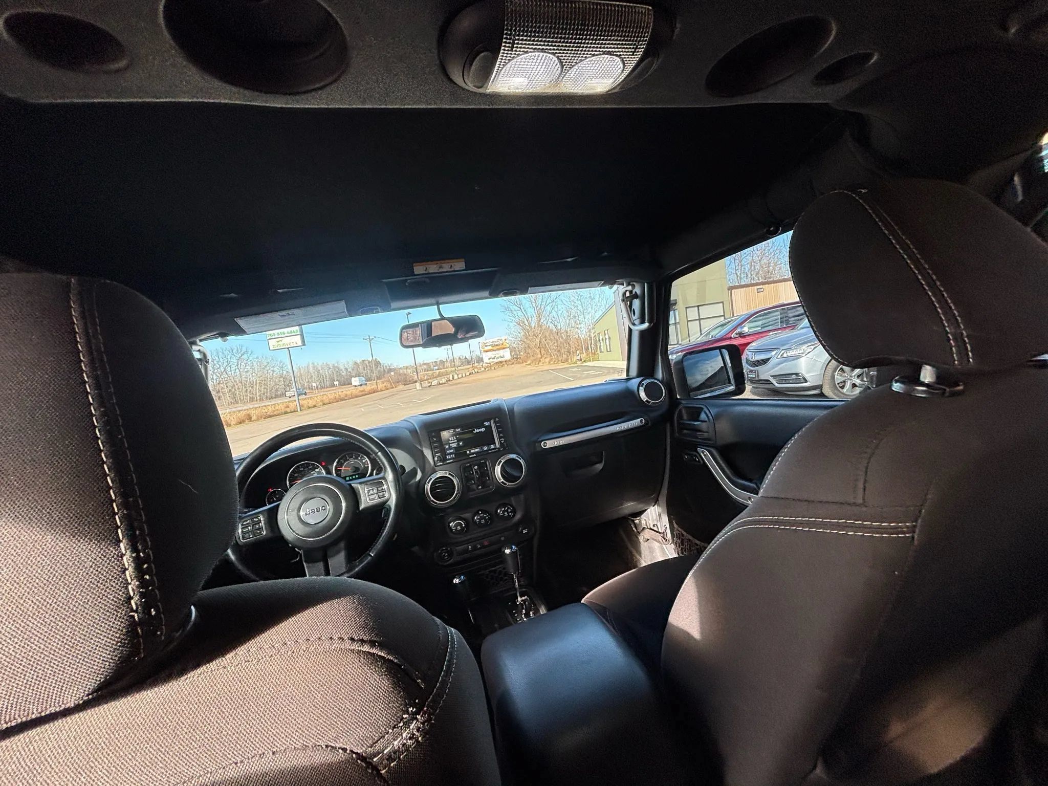 Used 2017 Jeep Wrangler Unlimited Sahara w/ Connectivity Group AWD/4WD image 27