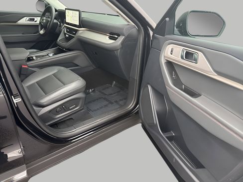 Certified 2025 Ford Explorer Active w/ Active Comfort Package image 8