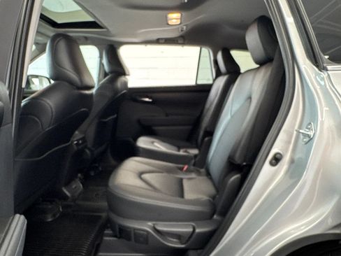 Used 2025 Toyota Highlander XLE AWD/4WD image 39