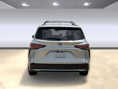 Used 2025 Toyota Sienna Platinum FWD image 9