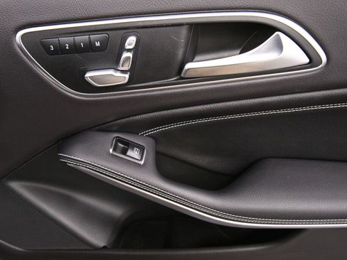 Used 2020 Mercedes-Benz GLA 250 4MATIC w/ Premium Package image 30