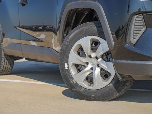 Used 2019 Toyota RAV4 LE image 2