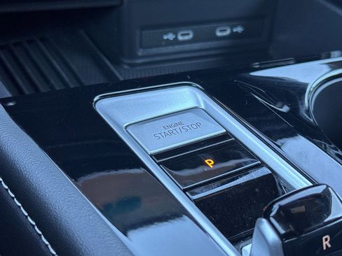 Used 2025 Volkswagen Atlas Cross Sport SE image 33