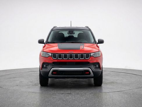 Used 2025 Jeep Compass Trailhawk image 2