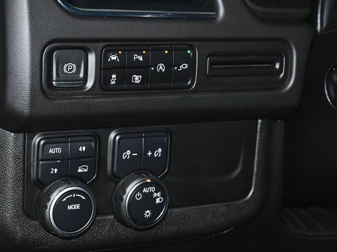 Used 2022 Chevrolet Tahoe LT w/ Luxury Package image 17