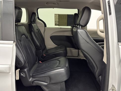 Used 2022 Chrysler Pacifica Touring-L FWD image 28