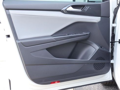 Used 2023 Volkswagen Taos SEL image 11