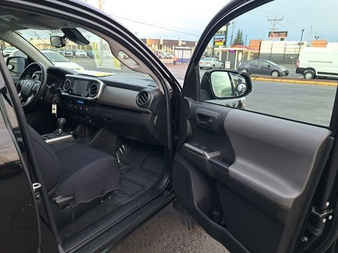 Used 2022 Toyota Tacoma TRD Sport image 15