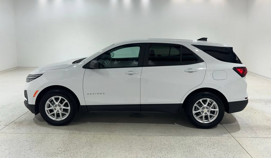 Used 2023 Chevrolet Equinox LS w/ LS Convenience Package FWD image 2