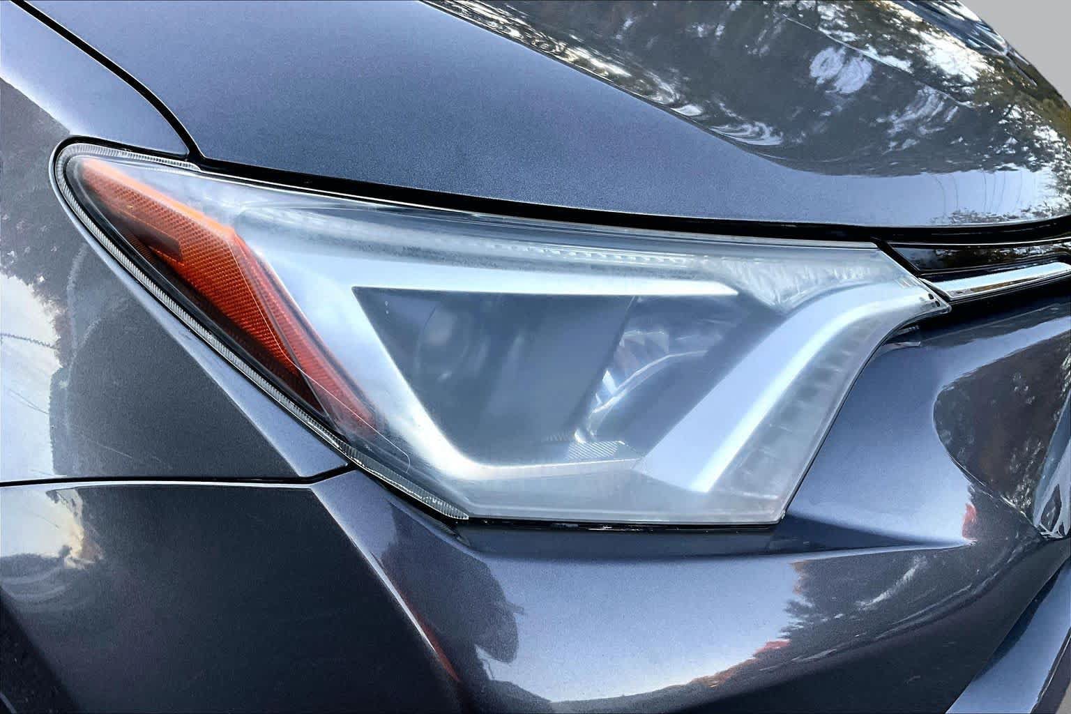 Used 2018 Toyota RAV4 LE w/ Carpet Mat Package AWD/4WD image 25