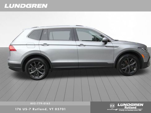 Used 2024 Volkswagen Tiguan SE w/ Panoramic Sunroof Package image 2