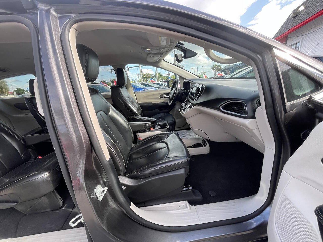 Used 2020 Chrysler Voyager Lxi FWD image 16