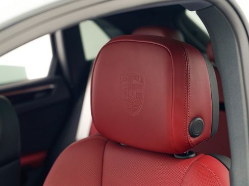 Certified 2026 Porsche Macan AWD/4WD image 18