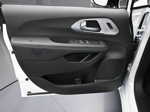 New 2026 Chrysler Pacifica Limited w/ S Appearance Package image 13