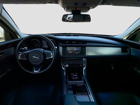 Used 2018 Jaguar XF Prestige image 15