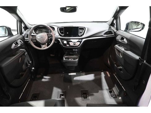Used 2024 Chrysler Pacifica Touring-L w/ Uconnect Theater Family Group FWD image 21