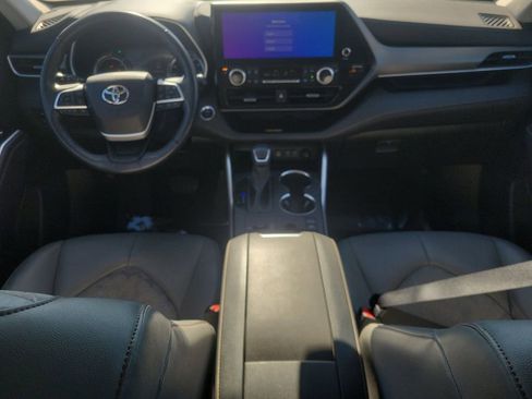 Used 2023 Toyota Highlander Bronze Edition image 13