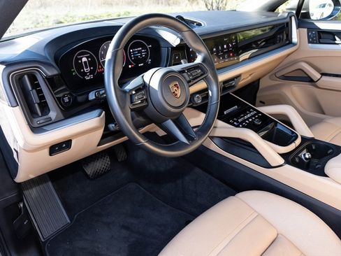 Used 2024 Porsche Cayenne Coupe image 2