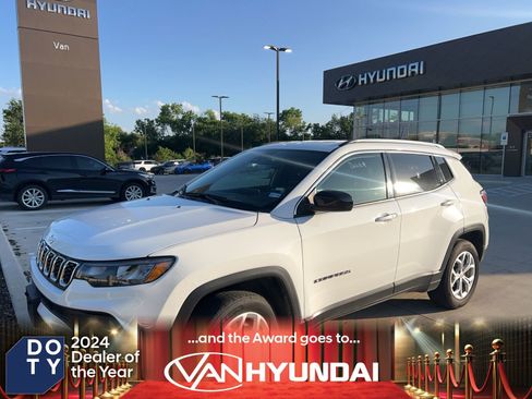 Used 2024 Jeep Compass Latitude AWD/4WD image 1