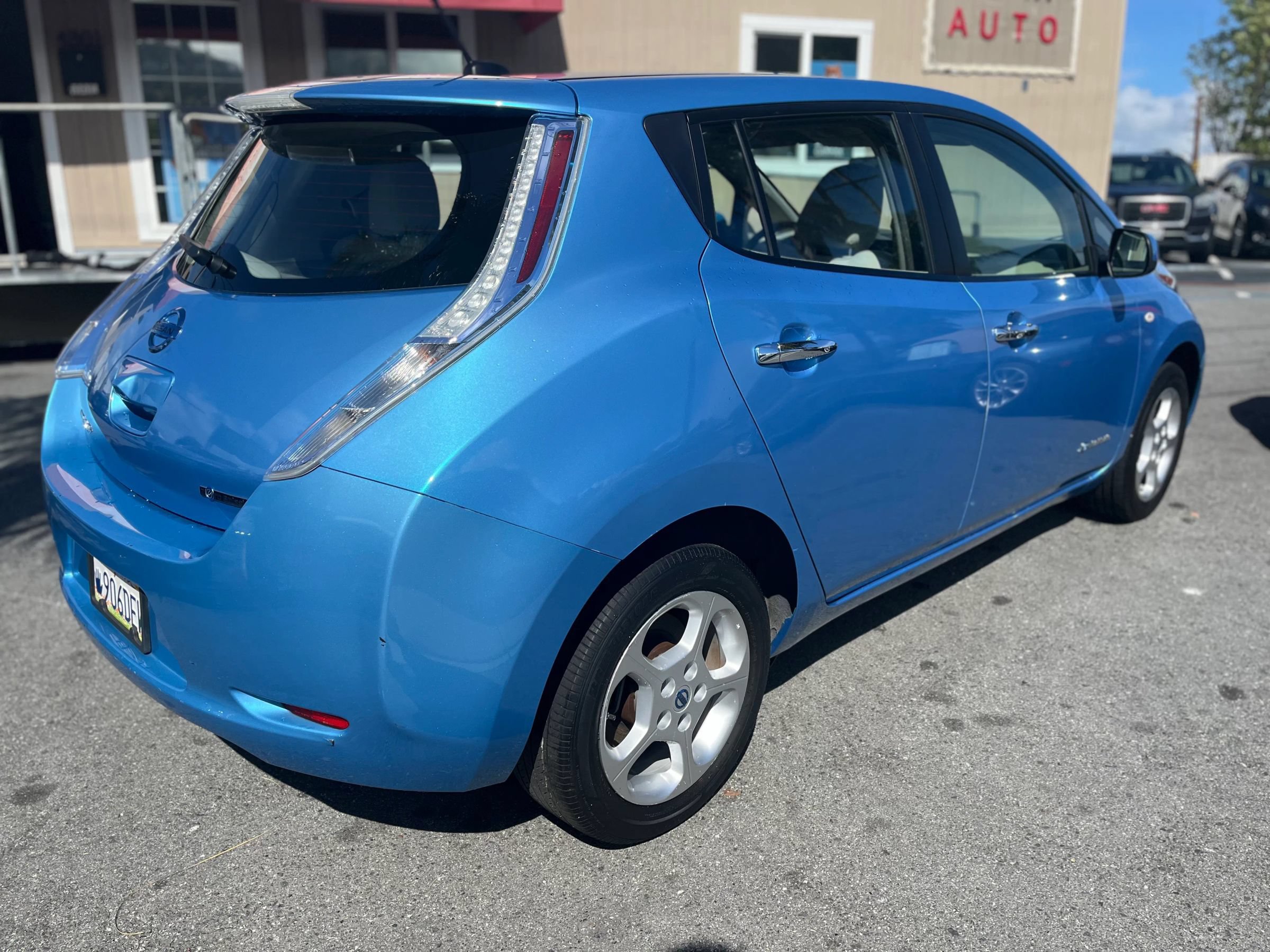Used 2011 Nissan Leaf SL FWD image 7